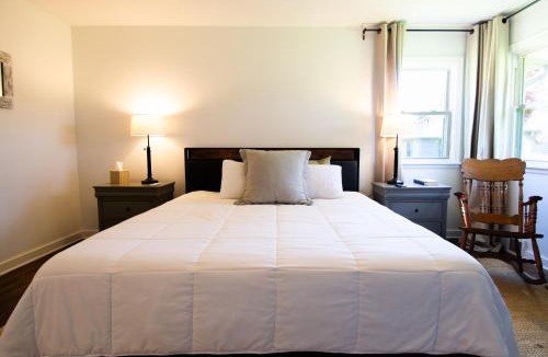 Benton Harbor House | Friday Fowls Cottage - Beach - Sauna - Hot tub - Fireplace - Wine
