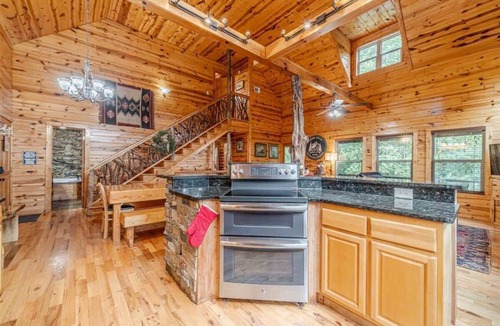 Cleveland Cabin | FROHE HUTTE l PRIVATE LUXURY GETAWAY & GAME ROOM