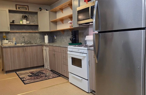 Venice Boat Rental | Front row Venice Marina 3-bedroom hs. boat sleeps 6. Steps away from restaurant.