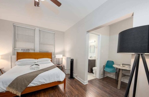 Hyde Park Apartment | Frontdesk | Relaxing Studio Apt near Jackson Park