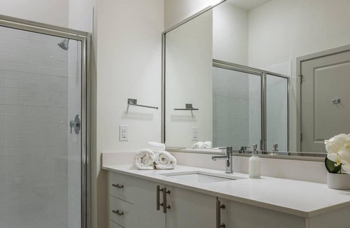 Butchertown Apartment | Frontdesk | Vibrant 1BR Apt in the City Center !