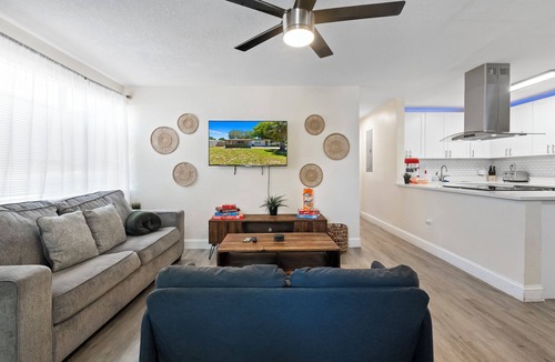 North Andrews Gardens House | FTL Group Oasis: 3-Home Family Compound: Retro Arcade, BBQ & Near Beach