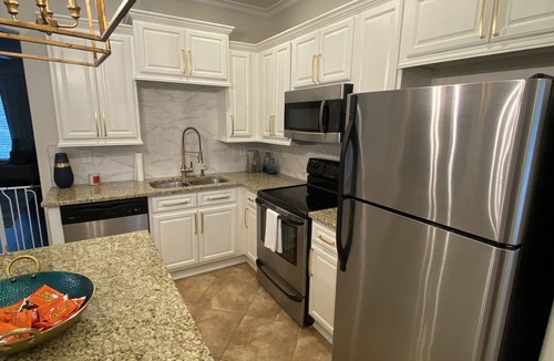 Oxford House | Full Townhouse Fleur de Lis condominiums 1 Mile To Stadiums