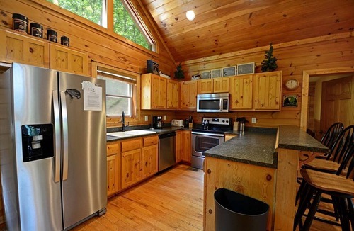Gatlinburg - Pigeon Forge Cabin | Fully-Equipped Cabin Rental in Tennessee, Perfect for Large Group Glamping in the Mountains