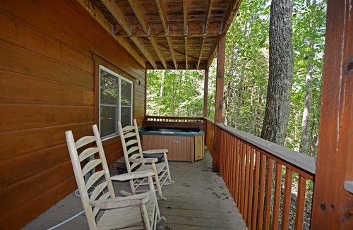 Gatlinburg - Pigeon Forge Cabin | Fully-Equipped Cabin Rental in Tennessee, Perfect for Large Group Glamping in the Mountains
