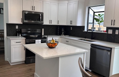 Lexington House | Fully Furnished 4BR Home in Lexington Short & Mid-Term