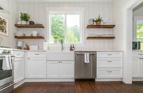Lexington House | Fully Renovated Modern Farmhouse near Lexington