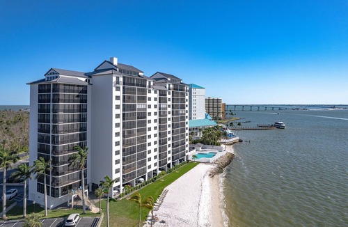 Punta Rassa Condo | Fully Renovated, Resort Corner Condo in Sanibel Harbour Tower with Private Beach