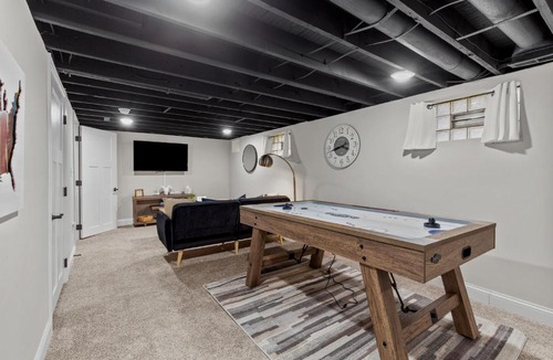 St. Louis House | Fully Stocked 4BR Bungalow | Near Tower Grove Park & The Grove | Free Parking