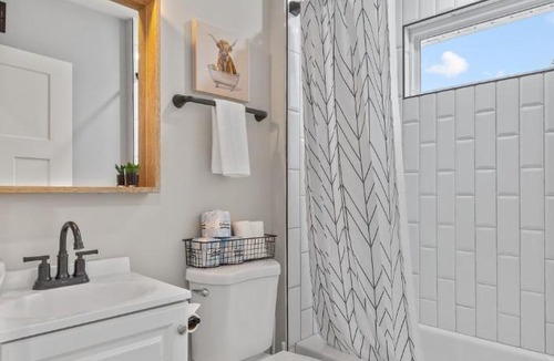 St. Louis House | Fully Stocked 4BR Bungalow | Near Tower Grove Park & The Grove | Free Parking