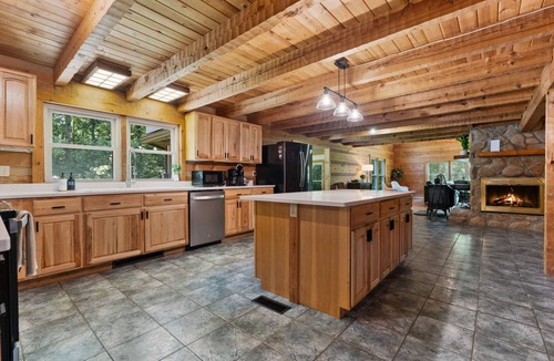 Laurelville Cabin | Fun Luxury Lodge Sleeping 25: Hot Tub, 16 Acres