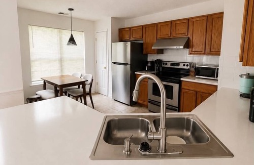 Rex House | Furnished 3BR Home for 30+ Day Stays Travel Nurse & Air Crew Friendly with WiFi