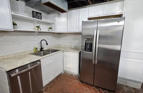 Vicksburg House | Furnished Home Sleeps 10
