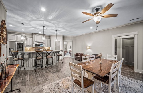 Rainsville House | Gallop and Grace Cottage | Fast Wi-Fi | King Suite | 4 Smart TVs | Soaking Tub
