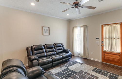 Oxford House | Game Day Getaway! Oxford Home 3 Mi to the Grove