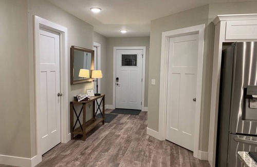Ozark House | Game Room/Big TVs King Beds -4 Min to Finley Farms