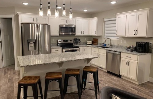 Ozark House | Game Room/Big TVs King Beds -4 Min to Finley Farms