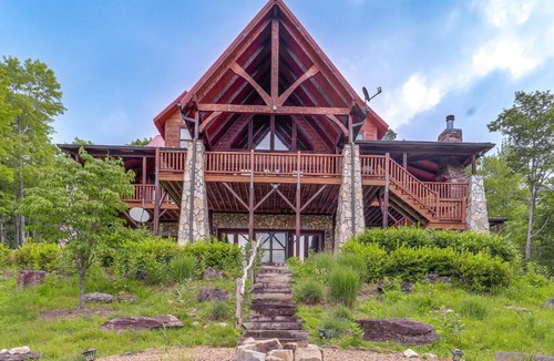 Spruce Pine House | Game Room + Deck: Spacious Spruce Pine Retreat!