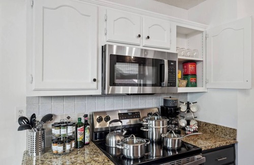 Southaven House | Garden Bungalow/Fenced Yard - King Beds - 5 min to Landers Center