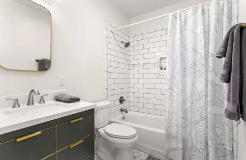 Touro Apartment | Garden District Studio Apartment - Gated Parking