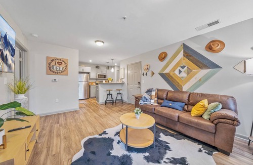 Sherwood Park Apartment | Gate 9 3 mins-Shop 3 minutes. UAH 5 minutes- Perfect for a Mid term Traveler.