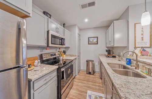 Sherwood Park Apartment | Gate 9 3 mins-Shop 3 minutes. UAH 5 minutes- Perfect for a Mid term Traveler.