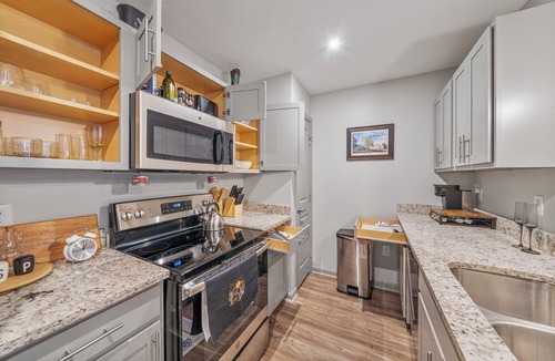 Sherwood Park Apartment | Gate 9 3 mins-Shop 3 minutes. UAH 5 minutes- Perfect for a Mid term Traveler.