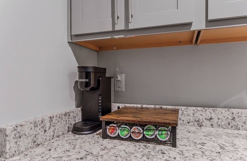 Sherwood Park Apartment | Gate 9 3 mins-Shop 3 minutes. UAH 5 minutes- Perfect for a Mid term Traveler.