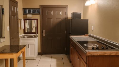 Baton Rouge Apartment | Gated - 2 Double Bed Studio with Full Kitchen 110