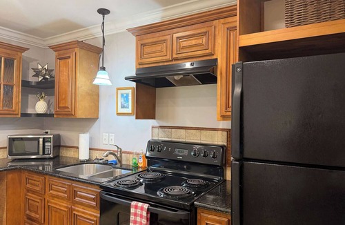 Highlands - Perkins Apartment | Gated | 5 min to Stadium | WD | Granite kit | Pool