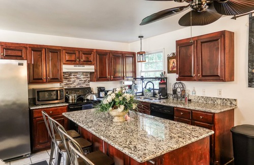 Goodlettsville Cottage | Gated Private Hilltop Villa, 3 bed, 3 bath, pool, spa on 50 acres, near airport