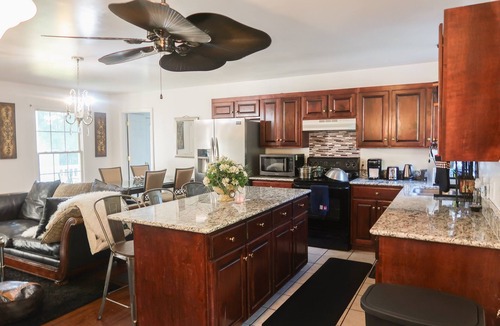 Goodlettsville Cottage | Gated Private Hilltop Villa, 3 bed, 3 bath, pool, spa on 50 acres, near airport
