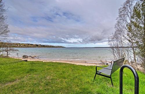 Charlevoix House | Gateway to Boyne Mtn! 'Nestle by Lake' Cottage