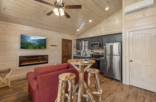 Rocky Grove Cabin | Gatlinburg 24 min + HotTub +King Bed #9