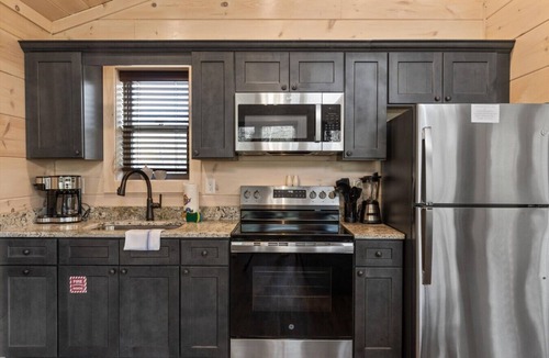 Rocky Grove Cabin | Gatlinburg 24 min + HotTub +King Bed #4
