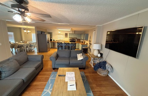 Chauvin House | Gator Den - Camp on the water with an amazing view!