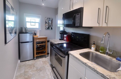 South Middle River House | Gay Men’s Private Pool Home, Pool View Apt. Walk To Wilton Manors.