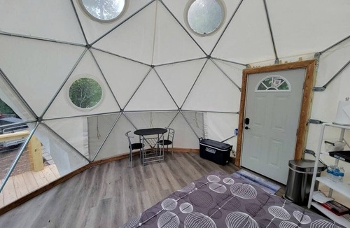 Purlear Cabin | Geodome on Creek, Great Getaway, WIFI & Hot Shower near Boone, NC