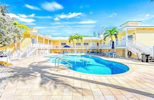 Siesta Key Apartment | Gertrude's Siesta | Private Patio, Pool, Jacuzzi | 1 Min to Beach | 4 Min to Dining & Music!