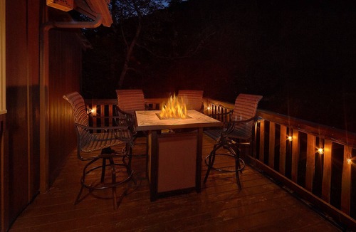 Sevierville Ski Chalet | Getaway Creekside at your Unique Mixed Modern Farmhouse Cabin