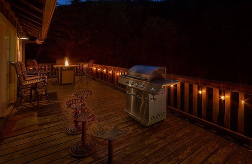 Sevierville Ski Chalet | Getaway Creekside at your Unique Mixed Modern Farmhouse Cabin
