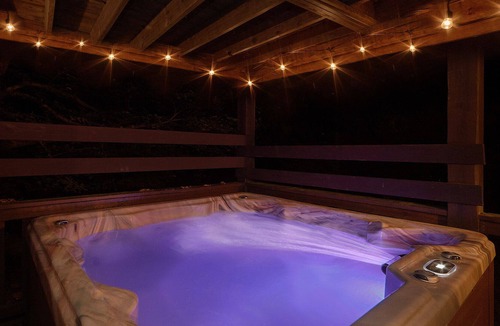 Sevierville Ski Chalet | Getaway Creekside at your Unique Mixed Modern Farmhouse Cabin