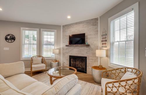 Huddleston House | Getaway w/Resort Perks at Smith Mountain Lake!