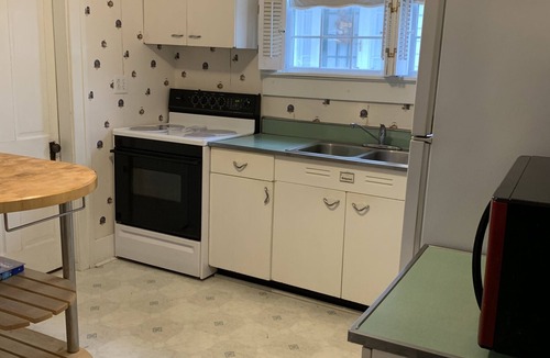 Cynthiana House | Gladys Gables is a cute 1950’s style house near downtown & a park.