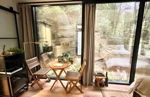 Campton Cabin | “Glass House” #3 - Modern Mirror Home w/Hot-tub