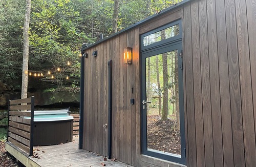 Campton Cabin | “Glass House” #3 - Modern Mirror Home w/Hot-tub