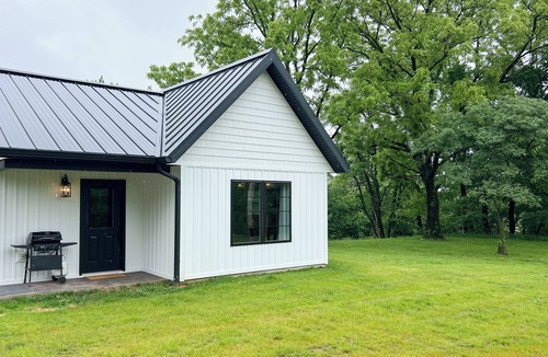 Otwell Cottage | Glendale White Cottage - Countryside Escape
