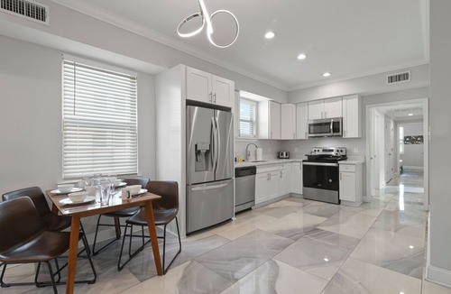 Tulane - Gravier House | Glistening New Superdome Group Home w/10 Beds, Parking, Patio, Grill and 5 Bath