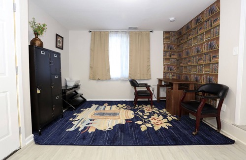 Ypsilanti House | Global Vibes Parlor Renovated home,1 min to golf course & close to two stadiums