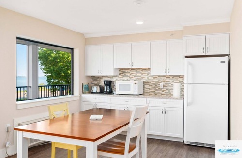 Traverse City Hotel | 🏖️ Gold Coast Inn | Breathtaking Sunsets w/Lake View ➠ 204